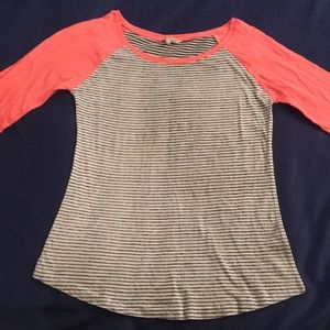 Striped 3/4 sleeve t-shirt.